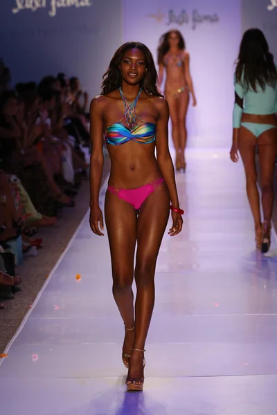 Luli Fama pendant la baignade MBFW — Photo