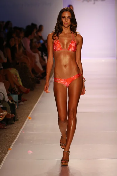 Luli Fama pendant la baignade MBFW — Photo