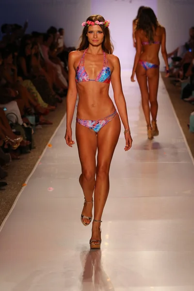 Luli Fama pendant la baignade MBFW — Photo