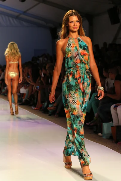 Luli Fama pendant la baignade MBFW — Photo