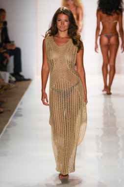 Indah defile