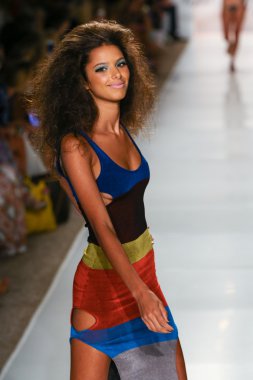 Indah defile