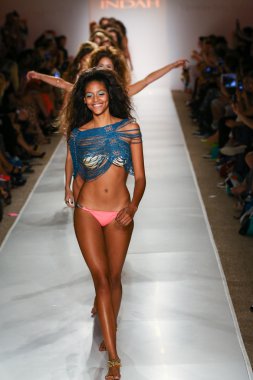 Indah defile