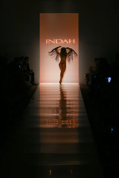 Indah desfile de moda — Fotografia de Stock