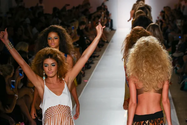 Indah defile