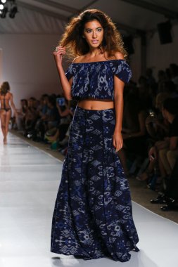 Indah defile