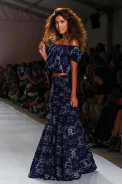 Indah defile