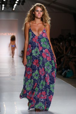Indah defile