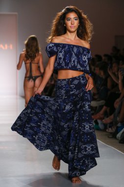 Indah defile