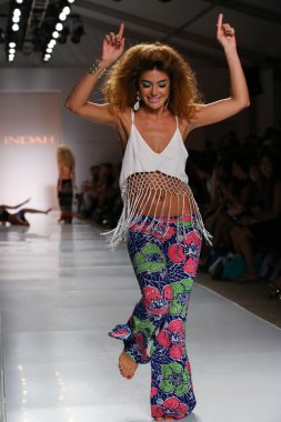 Indah defile