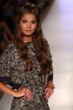 Mia Marcelle defile