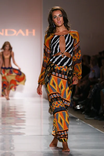 Desfile de moda Indah — Foto de Stock