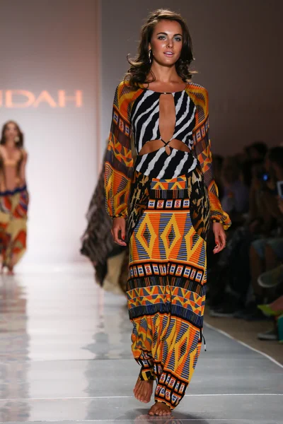 Desfile de moda Indah — Foto de Stock