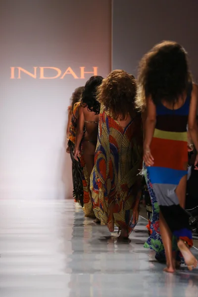 Indah defile — Stok fotoğraf