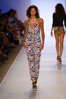 Mara Hoffman yüzmek defile