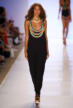 Mara Hoffman yüzmek defile