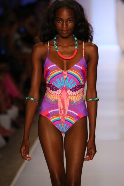 Mara Hoffman yüzmek defile