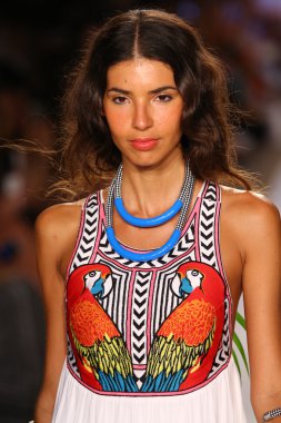 Mara Hoffman yüzmek defile