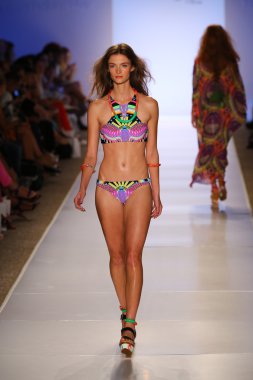 Mara Hoffman yüzmek defile