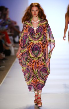 Mara Hoffman yüzmek defile