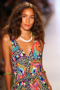 Mara Hoffman yüzmek defile