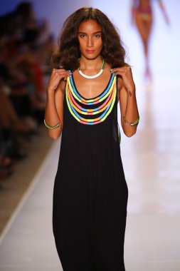 Mara Hoffman yüzmek defile