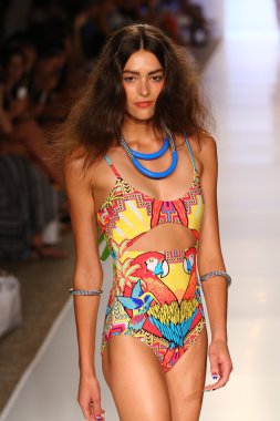Mara Hoffman yüzmek defile