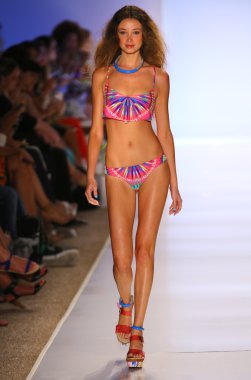 Mara Hoffman yüzmek defile