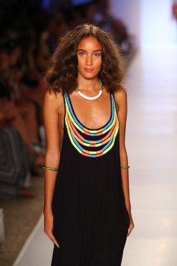 Mara Hoffman yüzmek defile