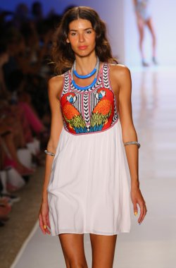 Mara Hoffman yüzmek defile