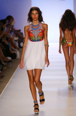 Mara Hoffman yüzmek defile