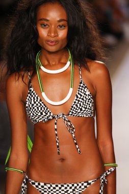 Mara Hoffman yüzmek defile