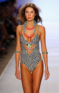 Mara Hoffman yüzmek defile