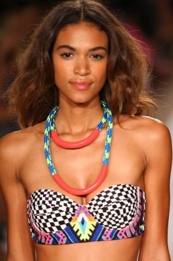 Mara Hoffman yüzmek defile