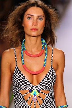 Mara Hoffman yüzmek defile