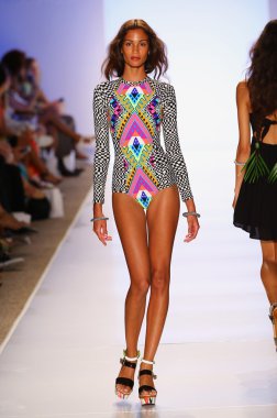 Mara Hoffman yüzmek defile