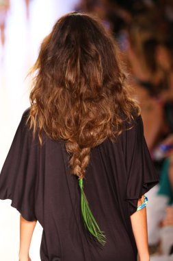 Mara Hoffman yüzmek defile