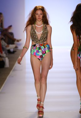 Mara Hoffman yüzmek defile