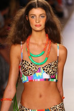 Mara Hoffman yüzmek defile