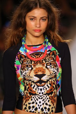 Mara Hoffman yüzmek defile