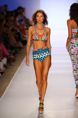 Mara Hoffman yüzmek defile