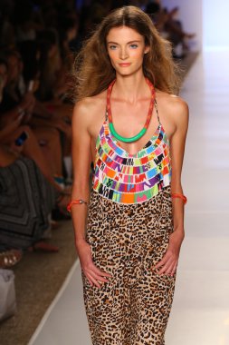 Mara Hoffman yüzmek defile