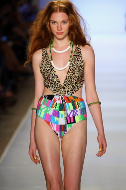 Mara Hoffman yüzmek defile