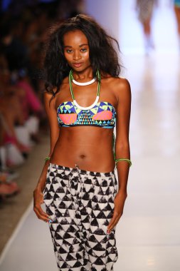 Mara Hoffman yüzmek defile