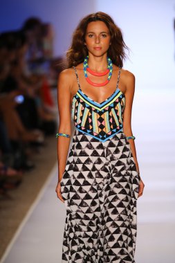 Mara Hoffman yüzmek defile