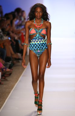 Mara Hoffman yüzmek defile