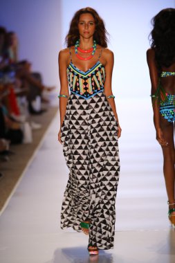 Mara Hoffman yüzmek defile