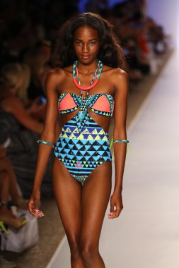 Mara Hoffman yüzmek defile