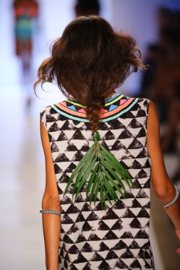 Mara Hoffman yüzmek defile