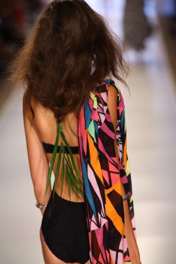 Mara Hoffman yüzmek defile